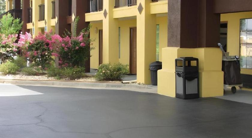 Days Inn & Suites By Wyndham Fort Valley Exterior photo
